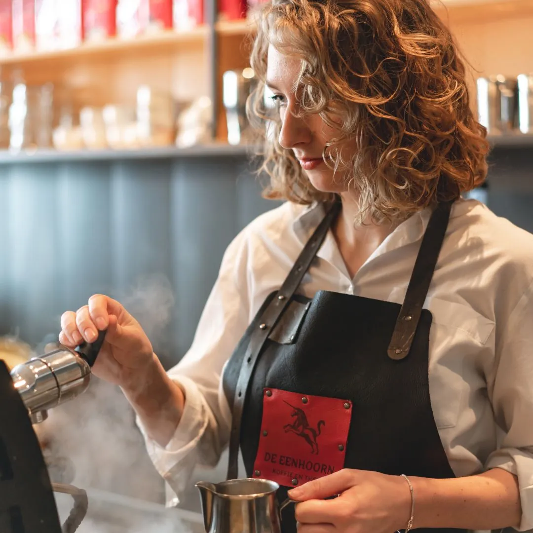 Barista van De Eenhoorn aan de espressomachine