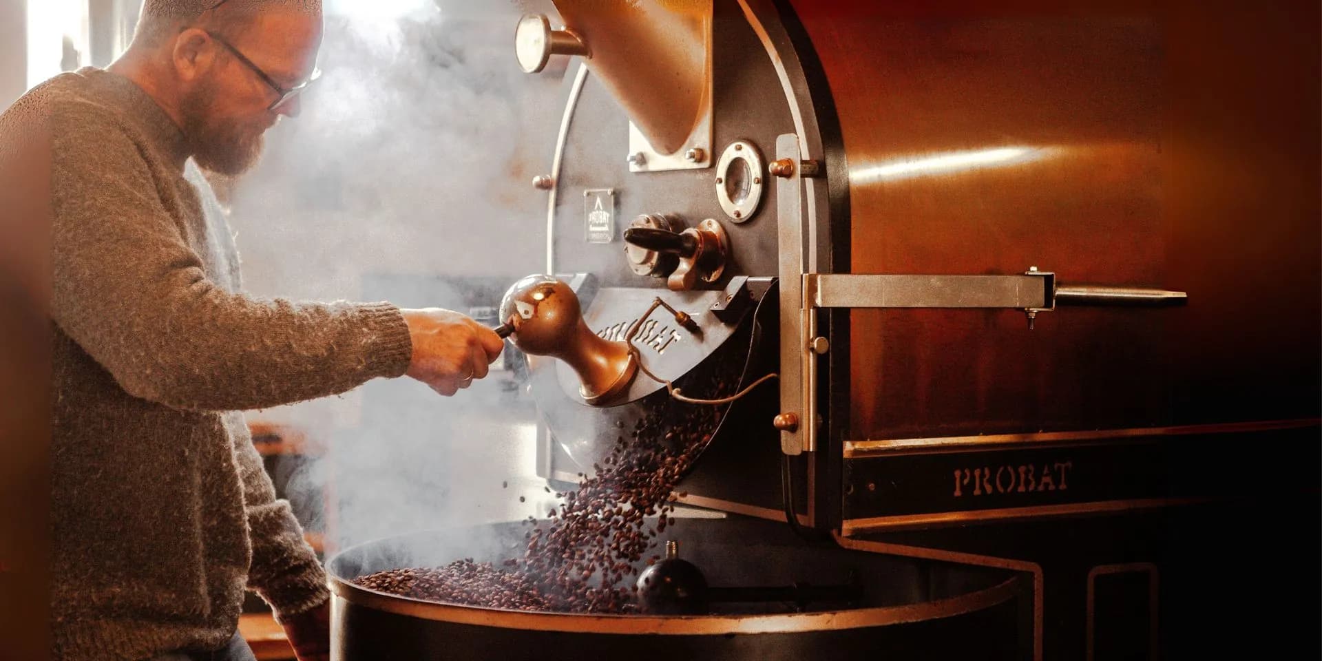 Koffie branden in de branderij van De Eenhoorn