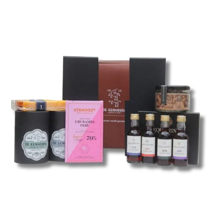Kerstpakket met theekokers, chocolade, noten en kaas