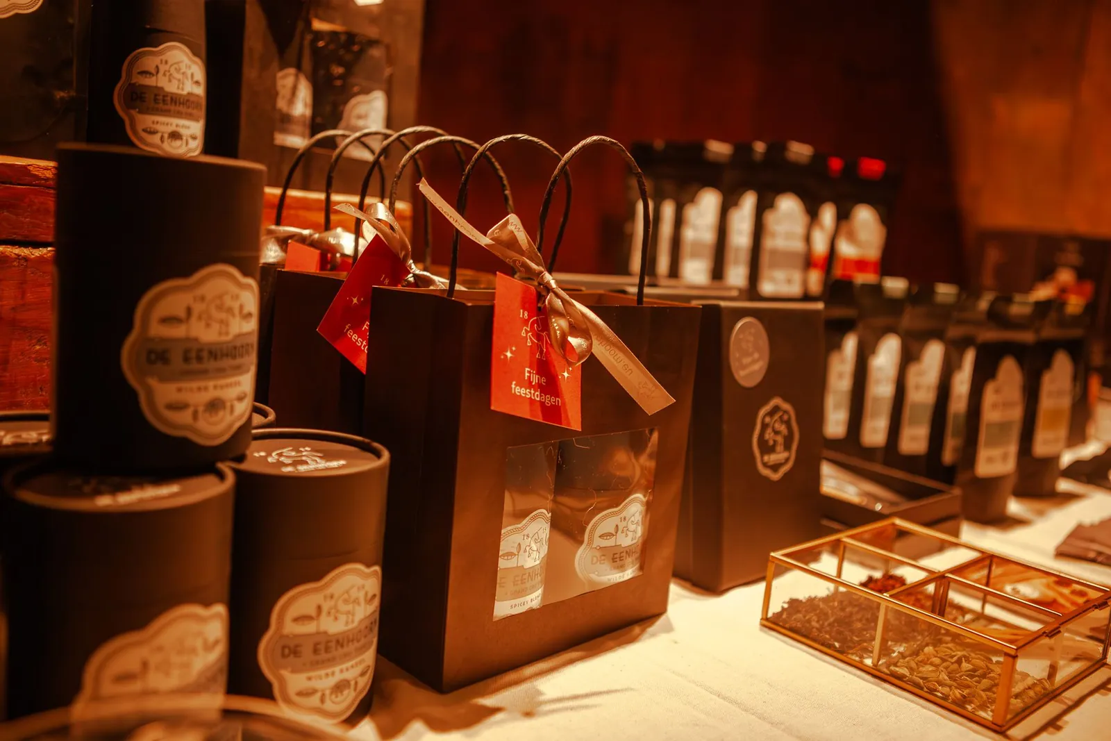 Cadeauverpakkingen en koffieblikken in de winkel van De Eenhoorn